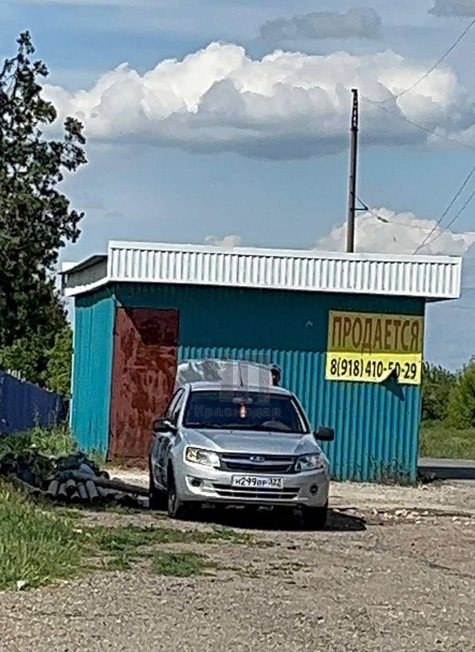 В Каневском районе действует цветочная ОПГ! Неизвестные массово срезают пионы – на кладбищах, у домов, даже у детской поликлиники! Очевидцы сообщают о мужчинах и женщинах, загружающих огромные охапки цветов, преимущественно в белую "Ладу Гранту". На замечания местных не реагируют. Полиция уже расследует деятельность пионокрадов.