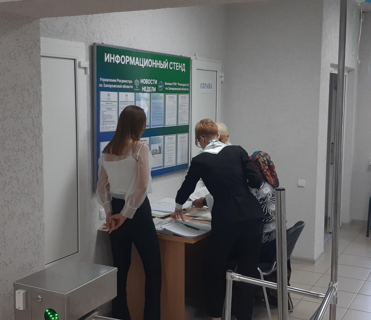 Запорожский Росреестр провел более 9 тыс консультаций по вопросам недвижимости Специалисты Управления Росреестра по Запорожской области в 2025 году предоставили свыше 9 тыс консультаций по вопросам регистрации прав на недвижимое имущество Операторы предоставляют квалифицированную консультационную помощь в оформлении документов регистрации объектов недвижимости и осуществлении кадастровых процедур Это способствует повышению доступности государственных услуг и обеспечению прозрачности процесса взаимодействия граждан с органами власти Консультации доступны по единому телефону 7 990 037 20 80 График приёма звонков Пн Чт с 08 30 до 15 30 Пт с 08 00 до 15 00 перерыв с 12 00 до 12 45 Подписывайтесь на   Max Вести Приморск ВК Одноклассники   Rutube Объявления Чат Ответы и вопросы присылайте в наш чат бот Обратная связь