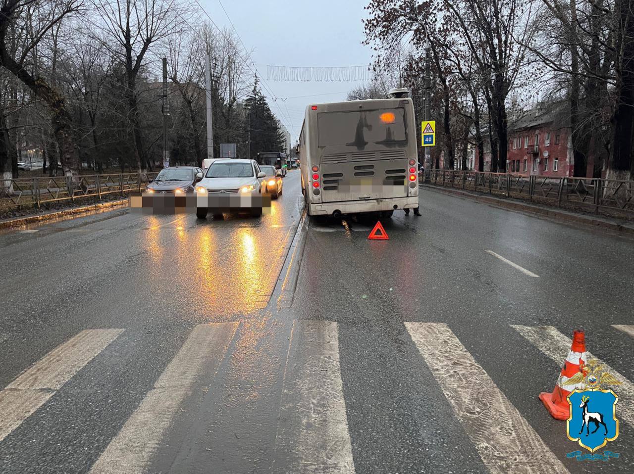 В Самаре автобус 41-го маршрута сбил женщину на проспекте Кирова.  На знаковом месте самарской Безымянки – у Аллеи Трудовой Славы утром в субботу  в 7:40  произошло дорожно-транспортное происшествие. Рейсовый автобус, который двигался по проспекту Кирова в сторону Ставропольской сбил женщину, которая переходила пешеходный переход НА ЗАПРЕЩАЮЩИЙ сигнал светофора.  Судя по всему, водитель просто физически не мог моментально остановить многотонную машину. Судя по кадрам с места ДТП – автобус проехал еще несколько метров после «зебры». В салоне находилось примерно 60 пассажиров.  Уточняется, что автобусом управлял 63-летний водитель. Личность женщины устанавливается. С места аварии пострадавшую отвезли в больницу для дальнейшего лечения.    ГУ МВД России по Самарской области