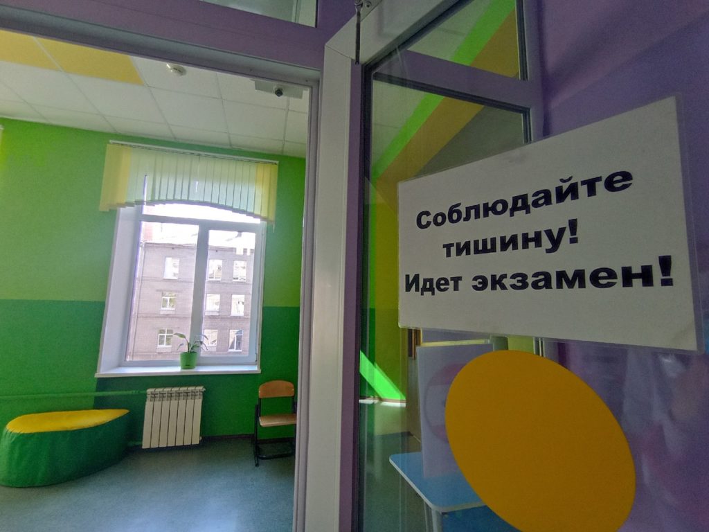 Итоговую аттестацию в этом году будут проходить более 11,5 тысяч девятиклассников и свыше 4300 учащихся 11 классов Прошло заседание межведомственной рабочей группы по проведению ГИА-2025 в Рязанской области. В его работе приняли участие руководители министерства образования Рязанской области, министерства здравоохранения, министерства ТЭК и ЖКХ, регионального УМВД, администрации Рязани, Рязанского института развития образования, ПАО «Ростелеком». И.о. министра образования региона Ольга Васина отметила полную готовность учреждений образования к проведению итоговой аттестации в 2025 году. Кампания охватит свыше 11,5 тысяч девятиклассников и более 4,3 тысяч выпускников 11 классов. Экзамены пройдут в 225 пунктах, 153 из которых созданы на базе школ, 72 – на дому. Для обеспечения проведения ГИА задействовано около 7 тысяч сотрудников. Все пункты ГИА оснащены видеонаблюдением, металлодетекторами, средствами подавления сигналов сотовой связи. Для обеспечения объективности проведения на экзаменах будут прис...
