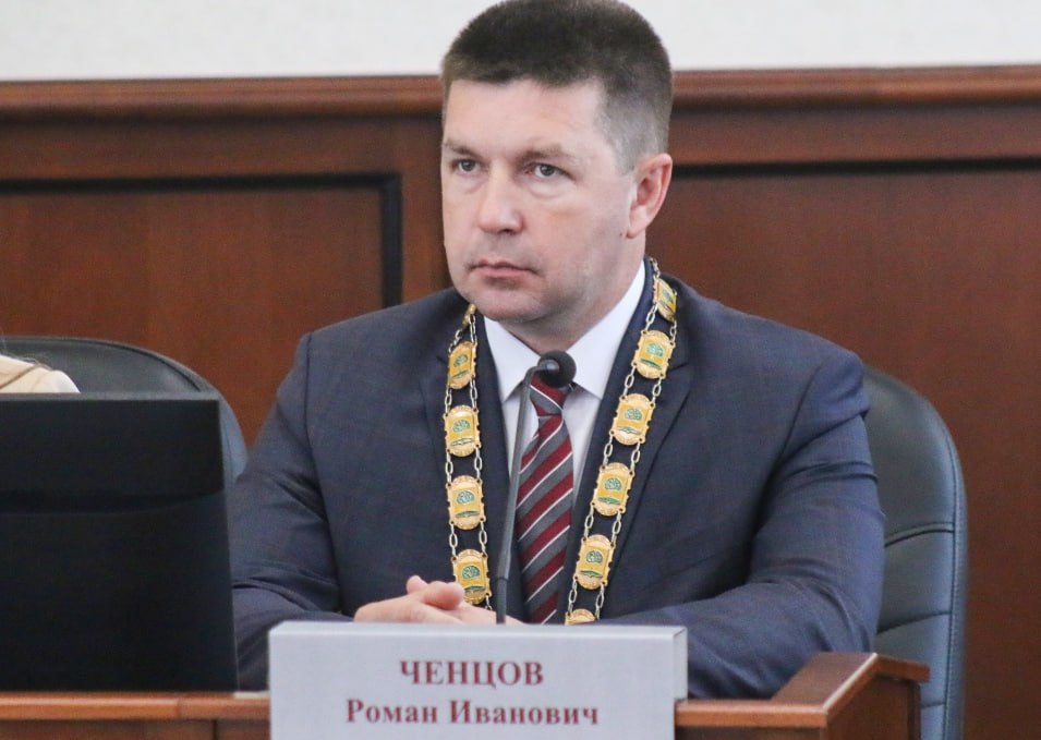 Мэр Липецка Роман Ченцов уходит в отставку Ранее СМИ писали что внимание к липецкому градоначальнику усилилось после проверки прокуратуры которая выявила несоответствие между официальными доходами его семьи и стоимостью имущества которое принадлежит его родственникам Речь в частности шла о нескольких квартирах в Воронеже оформленных на родственницу мэра и о дорогостоящем доме в Липецке происхождение средств на который вызвало вопросы у проверяющих В областном правительстве заявили что Ченцов самостоятельно принял решение о сложении своих полномочий Правительство области с пониманием относится к этому шагу особенно учитывая семейные обстоятельства послужившие причиной решения прокомментировали в администрации Отставка мэра будет проходить в соответствии с установленной законом процедурой Заявление Ченцова будет рассмотрено горсоветом на ближайшей сессии