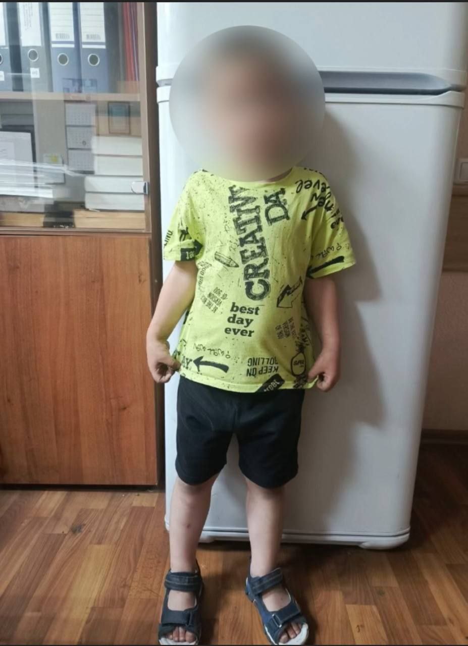 Внимание! Найден ребенок!   Сотрудники полиции разыскивают родителей малолетнего мальчика, которого прохожие обнаружили на улице Взлетной в Советском районе Красноярска.  В дежурную часть отдела полиции поступило сообщение от неравнодушных красноярцев о том, что в районе дома №7к на ул. Взлетной обнаружен ребенок без сопровождения взрослых. Прибывшие на место полицейские доставили мальчика в отдел полиции.   Ребенку на вид около 3-4 лет, сообщить о себе какую-либо информацию не может.  Сообщений о пропаже мальчика в полицию не поступало.   Просим всех, кто располагает информацией о родителях ребенка, сообщить в полицию по телефонам: 220-14-06, 112 или 02.       ГУ МВД России по Красноярскому краю