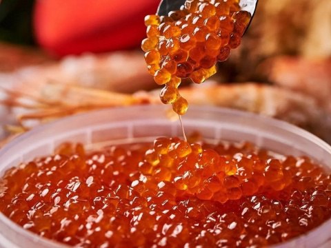 В Архангельске из-за продажи немаркированной рыбы и икры временно закрыли магазин  Ломоносовский районный суд Архангельска принял решение о временной приостановке деятельности торговой точки в ТЦ «Сокол». Дело в том, что здесь продавалась мясная и рыбная продукция без маркировки. Выявлены и другие нарушения. А часть товаров – икру лососевую и наборы для ухи – изъяли для уничтожения.