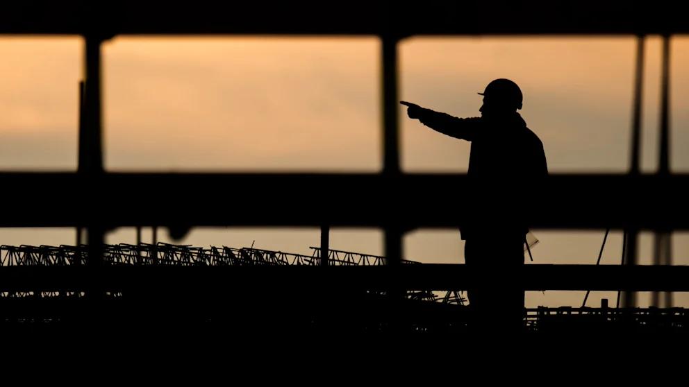 В Германии резко выросло число разрешений на строительство жилья В Германии зафиксирован заметный рост числа разрешений на строительство после провального прошлого года По данным официальной статистики за первые три квартала 2025 года было выдано 175 6 тысяч разрешений на 11 7 больше чем годом ранее Особенно активно растет сектор индивидуального жилья разрешения на строительство односемейных домов увеличились на 17 4 Большая часть новых разрешений касается полностью новых зданий 142 6 тысяч объектов Остальные квартиры появятся в результате реконструкций и перепрофилирования уже существующих помещений включая офисы и общежития Сильный рывок пришелся на сентябрь в этом месяце было выдано 24 4 тысяч разрешений что на 59 8 больше чем в сентябре 2024 года Рост разрешений важен для рынков жилья в крупных городах где сохраняется острый дефицит квартир В последние годы строительство тормозили высокие проценты по кредитам и подорожание материалов итогом стало лишь 251 9 тысяч новых квартир в 2024 году минимальное число с 2015 года BILD Russian