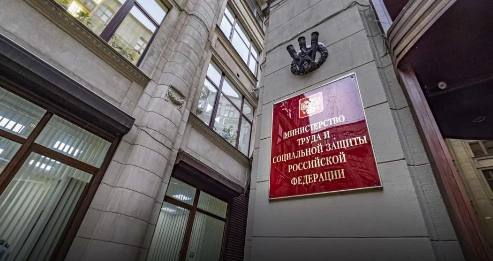 Более 90 высококвалифицированных иностранцев в России рискуют потерять работу если минимальный порог зарплаты для них увеличат до 717 тыс рублей почти в семь раз выше средней по стране Сейчас он составляет 250 тыс Законопроект уже прошел первое чтение в Госдуме В Торгово промышленной палате предложили снизить планку до 310 тыс чтобы избежать массовых увольнений В 2025 году в РФ работало около 76 тыс таких специалистов в основном из Китая Индии и западных стран jkinvest news jkinvest