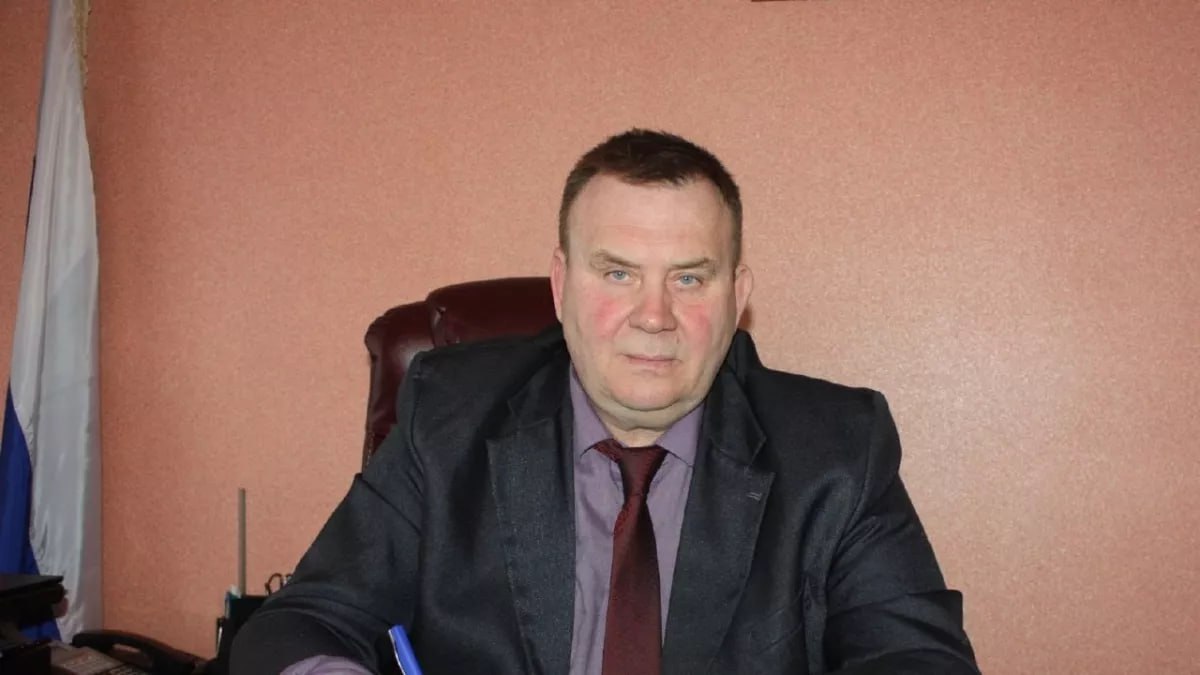 Мягкий приговор экс-замглавы минприроды Алтайского края признали незаконным Алтайский краевой суд решил, что первая инстанция, оправдывая Игоря Дергачева в воспрепятствовании предпринимательской деятельности, оставила без внимания показания потерпевшего, директора и учредителя некого предприятия, и других важных свидетелей. Кроме того, первая инстанция также не установила, к какой категории защитных лесов относятся участки и все ли из них не подлежат сдаче в аренду для коммерческой рубки. В связи с чем, Дергачеву отменили обвинительный приговор по делу о превышении должностных полномочий Материалы уже поступили в Центральный районный суд Барнаула. Дата заседания пока неизвестна. ТОЛК