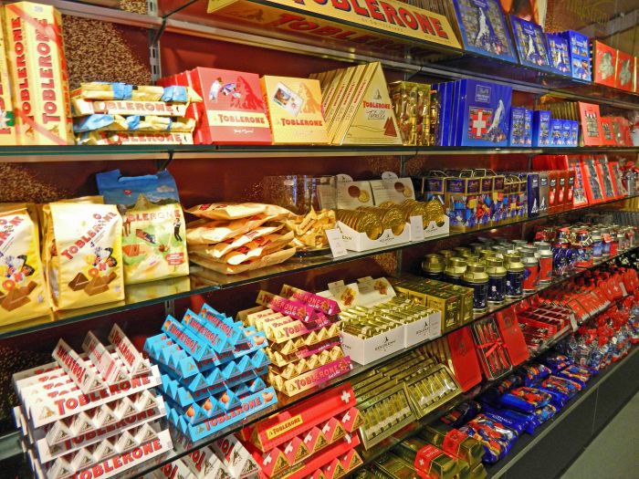 В России могут ввести жёсткие ограничения на продажу сладостей из за растущей пандемии ожирения Эксперт ВОЗ Андрей Дёмин предлагает относиться к сладостям так же строго как к алкоголю и сигаретам Предлагается убрать сладости на самые дальние полки в магазинах а также запретить массовое открытие новых точек фастфуда Сладкоежки вы согласны   хорошая идея не согласен   Привет Москва