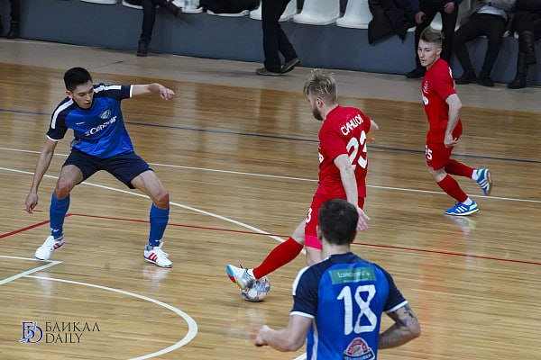 Семь команд Бурятии сыграют на Кубке Улан Удэ по футзалу С 4 по 8 января 2026 года в Улан Удэ пройдёт XX Кубок Улан Удэ по футзалу В турнире примут участие 24 команды семь из них представляют Бурятию Шесть местных клубов представляют Улан Удэ Это БайкалАвтоТрак Улан Удэ Сити Энергострой SNRG СШ 6 Алекс Групп и БГУ Для Алекс Групп и БГУ участие в Кубке станет дебютным уточнили в администрации города Также в турнире впервые сыграет команда Селенгинского района из Гусиноозёрска Команду тренирует Виктор Гусак известный специалист с опытом выступлений в командах Суперлиги и Высшей лиги 0