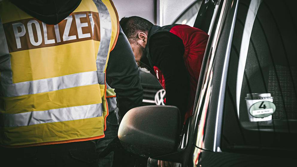 Как сообщает BILD во вторник Германия впервые депортировала сирийского преступника и передала его сирийским властям в столице Сирии Дамаске Это событие имеет огромное символическое значение поскольку речь идет о первой депортации из Германии в Сирию за более чем десятилетие С момента начала гражданской войны в 2011 12 году ни один сириец не был депортирован на родину Как стало известно BILD преступник гражданин Сирии 1988 года рождения проживший в Германии несколько лет В последнее время он отбывал наказание в тюрьме в Северном Рейне Вестфалии за особо тяжкое ограбление нанесение телесных повреждений и вымогательство Теперь он был доставлен в Сирию рейсовым самолетом федеральной полицией