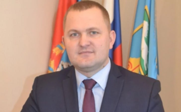 ПолитЦентр from Атмосфера Новости Барнаула Алтайского края Максим Сабына стал главой Первомайского района В Первомайском районе Алтайского края прошли выборы главы На этот пост избран выдвинутый Единой Россией и о главы Максим Сабына Как сообщают источники Атмосферы в правительстве края за Максима Сабыну проголосовало 38 депутатов Второй кандидат и о заместителя главы района по социальным вопросам Руслан Маршалкин получил один голос На сессии присутствовали 39 депутатов из 41 по списку Выдвижение кандидатов на должность главы района проводились по новой схеме Сначала Единая Россия правом вносить кандидатуры обладают все парламентские партии внесла кандидатуры губернатору затем после их рассмотрения глава края внес кандидатуры в районное Собрание депутатов 45 летний Максим Сабына имеет богатый опыт работы в органах подробнее на канале ПолитЦентр