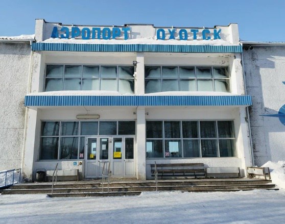 Масштабная реконструкция начнётся на пяти аэродромах Арктики и Дальнего Востока Речь идёт об объектах на Севере и Дальнем Востоке в Салехарде Сеймчане Южно Сахалинске Охотске и Беринговском Проекты финансируются из федерального бюджета и входят в план устойчивого развития коренных малочисленных народов Севера Сибири и Дальнего Востока до 2036 года В Южно Сахалинске построят новую искусственную ВПП чтобы заменить изношенное полотно и увеличить пропускную способность аэропорта В Хабаровском крае реконструируют аэродром Охотск на Чукотке аэропорт Беринговский а в Магаданской области аэродром Сеймчана чтобы улучшить регулярность рейсов в труднодоступные районы Салехард в этой истории идёт отдельной строкой По концессионной схеме с группой Новапорт готовят проект реконструкции аэродромной инфраструктуры модернизации ВПП перрона и светосигнального оборудования плюс строительства нового аэровокзального комплекса Реконструкцию Беринговского Охотска и новой ВПП в Южно Сахалинске планируют завершить в 2027 году работы в Салехарде и Сеймчане в 2028 м Власти рассчитывают что после модернизации эти аэропорты станут надёжнее безопаснее и смогут принимать больше рейсов особенно зимой в сложных погодных условиях