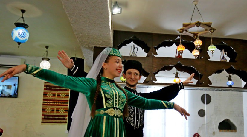 Курбан-Байрам в Крыму отпразднуют с национальным колоритом и детскими концертами На республиканском уровне в Крыму Курбан-Байрам отметят с учетом национальных традиций крымскотатарского народа. В программе — концерт детских коллективов, ярмарки и народные гуляния. «Ежегодно, когда проводим на республиканском уровне подобного рода религиозные праздники, мы, конечно же, вносим туда культурные наши ценности. И вот культурный, национальный колорит, который подразумевает под собой национальные танцы, соблюдение традиций, гуляния, ярмарки. В этом году также у нас будет предусмотрена концертная программа, но она будет сугубо тематическая. Будут выступать только маленькие дети», — рассказала заслуженный журналист Республики Крым, начальник отдела религиозных мероприятий ЦРО ДУМК Зенифе Аблаева. Фото: «Радио Крым» ЭКСКЛЮЗИВ