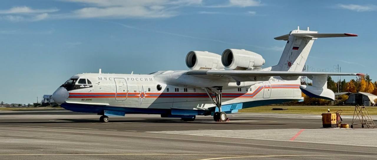 В Иркутском аэропорту замечен уникальный Бе 200 Альтаир российский самолет амфибия разработанный ТАНТК им Г М Бериева Эта летающая лодка способна забирать 12 тонн воды для тушения пожаров участвовать в спасательных операциях и перевозить грузы По характеристикам Бе 200 не имеет мировых аналогов Самолет амфибия прилетел на учения МЧС которые сегодня проходят в Николе Мероприятие состоялось в рамках встречи глав МЧС России Беларуси и Казахстана проходящей в регионе с 23 по 25 сентября В учениях приняли участие свыше 80 специалистов Иркутский аэропорт