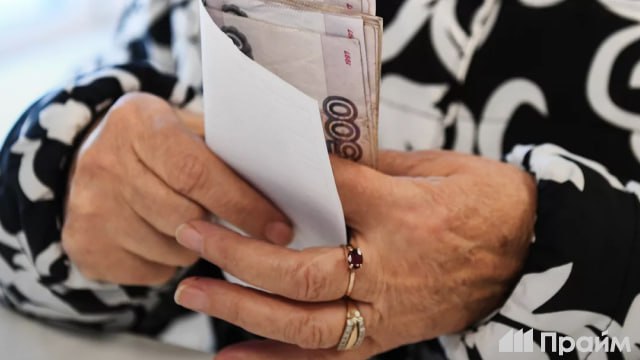 Юристы рассказали как не потерять пенсию из за ошибки в трудовой Ошибки допущенные в трудовых книжках могут обернуться заниженными пенсионными выплатами О самых распространенных случаях рассказал агентству Прайм заслуженный юрист России Иван Соловьев Чаще всего люди узнают об этом уже перед выходом на пенсию Самые опасные ошибки   Неверные ФИО или дата рождения Если данные не совпадают с паспортом в Социальном фонде могут решить что трудовая вообще не ваша   Ошибки в датах приёма или увольнения Неправильная дата или номер приказа и период работы просто не засчитают   Путаница с названием организации или печатью Печать не совпадает с названием компании Нужна новая корректная запись   Неправильные сведения об образовании должности наградах Важно такие записи нельзя зачеркивать правильные данные вносятся новой строкой   Старые ошибки из 90 х и начала 2000 х Самые фатальные Особенно если работодатель ликвидирован или остался за границей Иногда стаж приходится доказывать через суд с приказами архивами и свидетелями Кто должен исправлять ошибки Работодатель который их допустил Его правопреемник Другая организация если прежняя ликвидирована или ИП закрылся Главный совет юристов не откладывайте проверку трудовой книжки Чем раньше исправите ошибки тем спокойнее будет выход на пенсию Подписывайтесь на ПРАЙМ в MAX