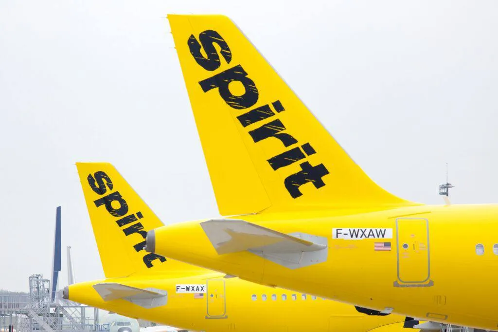 Spirit Airlines может столкнуться с ликвидацией из за долгов Spirit Airlines может не выйти из банкротства По данным Bloomberg авиакомпания оказалась на грани ликвидации решение может быть принято уже на этой неделе Ситуация остаётся неопределённой переговоры с кредиторами продолжаются Последним ударом стал рост цен на топливо после событий вокруг Ирана Для ультралоукостера с минимальной маржой это оказалось критическим у крупных перевозчиков есть резервы и хеджирование у Spirit их не было Ещё месяц назад авиакомпания рассчитывала выйти из Chapter 11 к началу лета и восстановить флот до 80 самолётов к третьему кварталу В марте WalletHub второй год подряд признал Spirit лучшей авиакомпанией США по надёжности и доступности операционные показатели оставались конкурентоспособными Это уже второе банкротство за полтора года Первое Spirit подала в ноябре 2024 го вышла из процедуры в марте 2025 го в августе была вынуждена подать снова Если ликвидация состоится американский рынок потеряет одного из крупнейших ультралоукостеров Читать полностью SkyMoments Всё про Авиацию