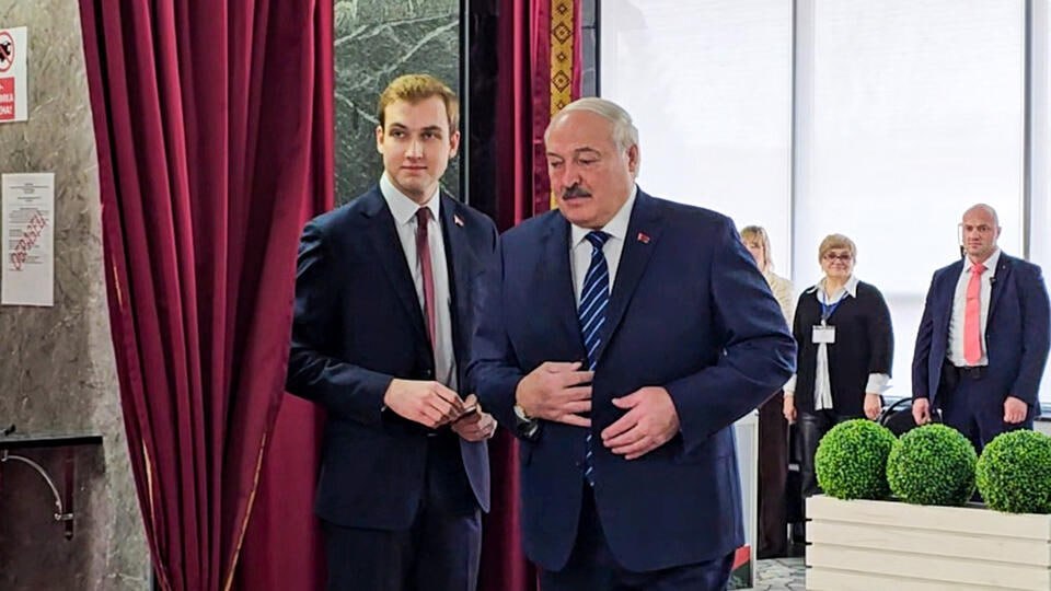 Александр Лукашенко заявил, что не видит своего сына Николая в большой политике, и попросил не называть его своим преемником.  Лидер государства отметил, что хочет, чтобы после него к власти в Белоруссии пришел "нормальный, вменяемый человек". Он также допустил, что следующий после него президент будет проводить несколько иную политику.  "Только сразу пускай ничего не ломает, <...> чтобы не было вот этой ломки революционной. А если он убедит общество, что надо идти к какому-то другому состоянию — ради Бога", — заключил он в интервью журналу Time.    Больше новостей тут  МАХ  Отправить новость