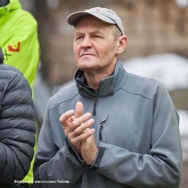 Пик Победы стал последним для альпинста из Петербурга. Николай Тотмянин скончался после восхождения в Бишкеке. Спортсмен был капитаном и участником многих экспедиций сборной команды России по альпинизму. Среди выдающихся достижений заслуженного мастера спорта — пик Жанну 7710 м , восхождение на Эверест, сложные вершины Кавказа. «Пришла печальная новость для всего альпинистского сообщества… в Бишкеке… ушел из жизни выдающийся альпинист нашего времени, один из сильнейших высотников страны, шестикратный обладатель знака „Снежный барс“ — Николай Тотмянин. Его сердце остановилось после возвращения с пика Победы», — сообщили в Федерации альпинизма России.