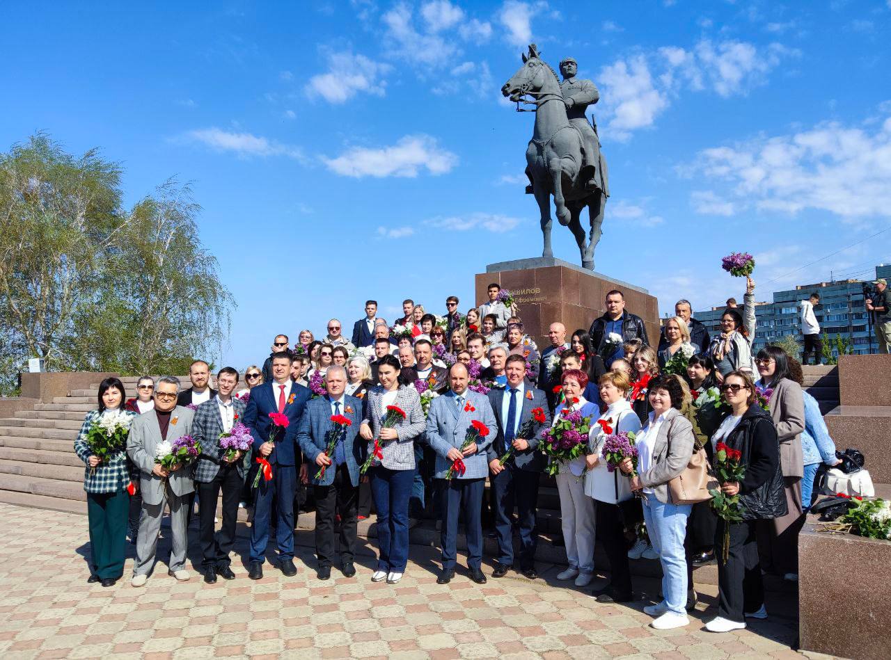 Профсоюзные лидеры Луганщины и представители власти в честь Праздника Весны и Труда возложили цветы к памятникам, связанным с трудовыми подвигами. Об этом сообщила пресс-служба Федерации профсоюзов ЛНР.  «1 мая представители Федерации профсоюзов ЛНР, отраслевых республиканских профсоюзов и первичных профорганизаций возложили цветы к памятнику „Труженику Луганщины“ — символу Человека труда, памятнику Клименту Ворошилову — основателю профсоюзного движения на Луганщине, памятнику литейщику, который посвящен рабочим и мастерам литейного дела, а также истории становления и развития города Луганска», — проинформировали в организации.