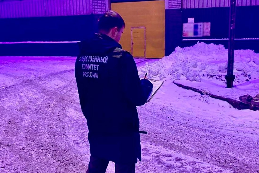 Двое сотрудников подрядной организации погибли на промплощадке Череповецкого металлургического комбината Трагедия произошла 14 января около 17 30 В цеху выплавки конвертерной стали были обнаружены тела двух мужчин без признаков жизни Предположительно отравление газом из за нарушений техники безопасности сотрудники были без респираторов или без газоанализаторов На место происшествия оперативно выехали следственные органы и бригада скорой медицинской помощи которая констатировала смерть По факту гибели людей проводится проверка работает Следственный комитет Компания Северсталь дала официальный комментарий о гибели двух человек Сегодня 14 января на территории промплощадки ЧерМК обнаружены двое сотрудников подрядных организаций граждан Казахстана без признаков жизни В настоящее время расследуются причины смерти на месте работают специальные службы Мы приносим глубокие соболезнования родным сотрудников