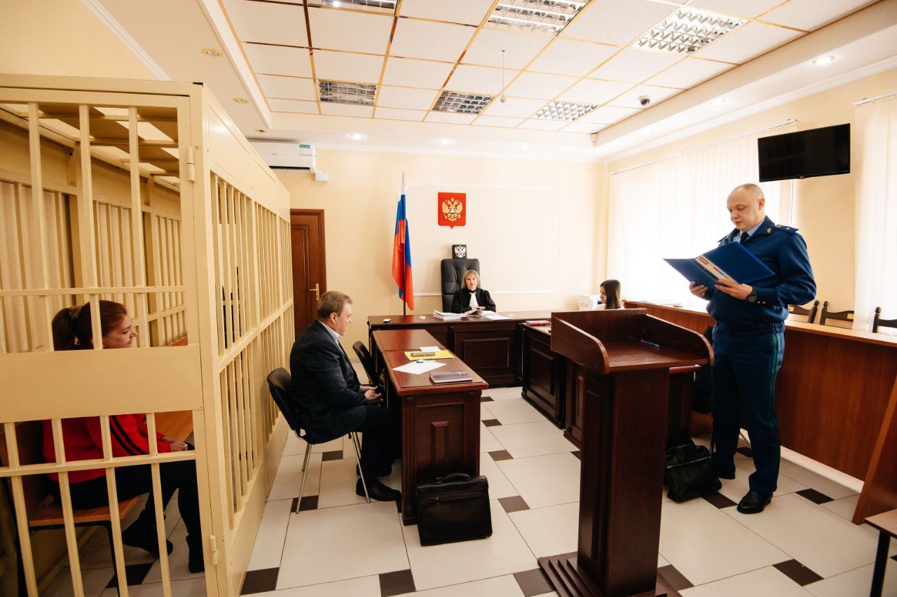 Заместитель прокурора Московской области Олег Черсков поддержал обвинение по уголовному делу об убийстве Заместитель прокурора Московской области Олег Черсков поддержал государственное обвинение по уголовному делу в отношении 51-летней жительницы г. Ивантеевка Елены Елизаровой. Судом она признана виновной в совершении преступления, предусмотренного ч. 1 ст. 105 УК РФ убийство, т.е. умышленное причинение смерти другому человеку . В суде установлено, что вечером 4 февраля 2025 года Елизарова с сожителем находились у ее брата в квартире, расположенной на ул. Спортивная г. Ивантеевка. В ходе распития спиртных напитков, в результате произошедшей ссоры на почве взаимных оскорблений и возникших неприязненных отношений, удерживая в руке кухонный нож, женщина умышленно нанесла своему сожителю удар в область живота. В результате потерпевший скончался на месте от полученного проникающего ранения, осложнившегося обильной кровопотерей. Подсудимая вину признала в полном объеме и раскаялась в содеянном. Суд с учетом позиции государственного обвинителя приговорил виновную к 7 годам лишения свободы с отбыванием наказания в исправительной колонии общего режима. Приговор суда в законную силу не вступил.