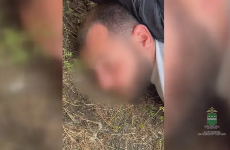 Житель Благовещенска решил подбодрить знакомых в суде и отправился под арест  Сотрудники Центра по противодействию экстремизму управления МВД России по Амурской области вместе с коллегами из региональных управлений ФСБ и Росгвардии задержали в Благовещенске 34-летнего мужчину, который публично продемонстрировал экстремистскую символику.   Случай произошел в городском суде. Благовещенец, желая подбодрить знакомых, задержанных полицией за мелкое хулиганство, выкрикнул название запрещенной в России экстремистской организации и скрылся.   Полицейские составили на амурчанина административные материалы по ч. 1 ст. 20.3 КоАП РФ. Благовещенский горсуд назначил виновному 10 суток ареста.  Между тем, повторное совершение подобного правонарушения влечет уголовную ответственность по ч. 1 ст. 282.4. УК РФ.   ТЕЛЕПОРТ.РФ – здесь все об Амурской области  Написать нам