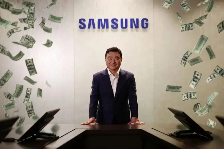Samsung может взорвать финансовый квартал на фоне дефицита памяти Новый прогноз по Samsung показывает насколько сильно рынок памяти перекосило в пользу производителей компания может заработать за один квартал почти столько же сколько раньше получала за целый год по операционной прибыли Средний прогноз аналитиков по операционной прибыли Samsung за первый квартал 2026 года сейчас держится около 40 5 трлн вон Это примерно в шесть раз выше результата годичной давности так что рост действительно выглядит аномально сильным В Citi и вовсе допускают что прибыль может превысить 51 трлн вон Главный драйвер здесь резкий рост цен на память на фоне ИИ бума и жёсткого дефицита DRAM и HBM Samsung уже предупреждала что нехватка памяти может тянуться весь 2026 год и даже зайти дальше При этом важно не путать показатели 43 6 трлн вон это не годовая выручка Samsung а её операционная прибыль за весь 2025 год Если квартал и правда выйдет таким сильным память окончательно закрепится как главный мотор прибыли Samsung в 2026 году Вот кому действительно повезло дальше ещё сильнее цены поднимут Жмите обсудим Наши каналы Hоnоr Тeлeфoны