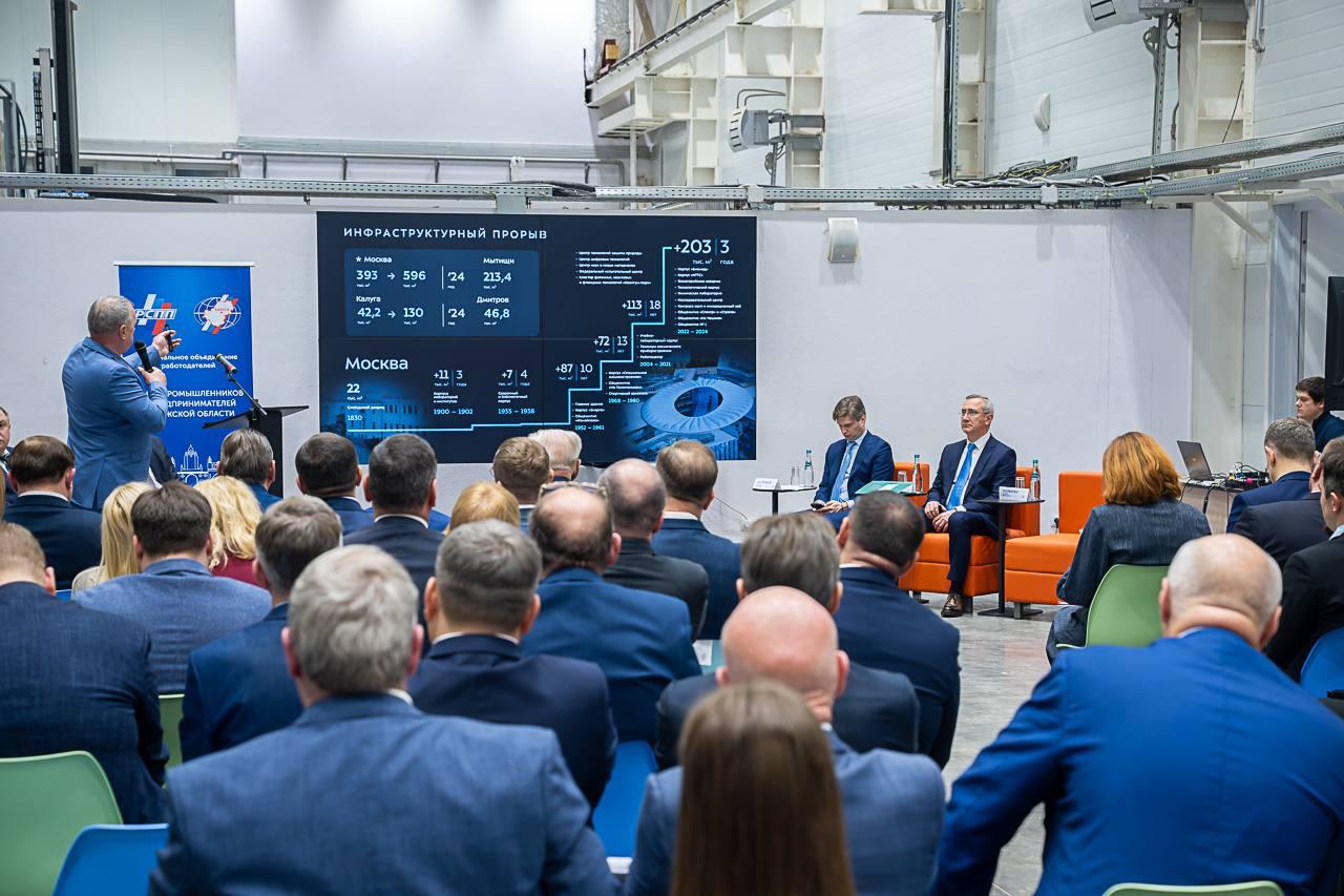 Фестиваль посвященный технологиям пройдет в Калужской области Такую идею предложили губернатору Владиславу Шапше на встрече с участниками Регионального объединения Союза промышленников и предпринимателей Она состоялась в учебно лабораторном корпусе КФ МГТУ им Н Э Баумана В ходе встречи центральной темой обсуждения была подготовка кадров для реального сектора экономики Также собравшиеся обсудили проекты которые повышают интерес молодежи к техническому творчеству Одна из идей провести фестиваль посвященный технологиям Главе региона идея понравилась Помимо этого на встрече обсудили тему открытия в калужском кампусе Бауманки новых направлений подготовки объединяющих науку инновации и искусство на основе инженерных специальностей В головном вузе таких специалистов уже готовят Региональному минэку поручил проработать вопрос партнерства региона с бауманским университетом по этому проекту Уверен он будет интересен калужским компаниям предприятиям креативного сектора отметил Владислав Шапша Подписаться Прислать новость