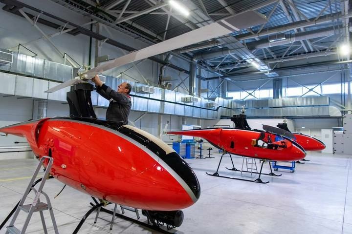 России нужен единый аварийный сервис для грузовых БПЛА.     Для увеличения массовости применения грузовых дронов в России нужно создать единую сервисную компанию, которая сможет эвакуировать и ремонтировать в случае аварии грузовые БПЛА. С такой идеей на #ПМЭФ выступил глава Бурятии Алексей Цыденов.  Если каждая компания эксплуатанта будет содержать сервисную службу по всей стране, то эффективность ноль: это будет тысяча служб с огромной себестоимостью. Должна быть, условно, одна компания, которая от Калининграда до Владивостока [будет иметь] договор со всеми эксплуатантами беспилотников, есть мастер, механик-водитель, и они для всех оказывают эту услугу  По словам Цыденова, если такая служба будет существовать, можно будет инвестировать в беспилотие, покупать БПЛА и начинать "свои услуги оказывать по перевозке медицинских анализов, срочной почты, плюшевых мишек". Эксплуатант будет знать, что если что-то с его дорогим дроном случится, есть компания, которая сможет его быстро вернуть.     Также, по мнению председателя комиссии Госсовета по направлению "Транспорт", необходимо для локально контрольно-корректирующих станций  ЛККС , которые сейчас принадлежат в стране разным компаниям под их нужды, создать системного оператора, который сможет обеспечить таким образом единую навигацию в воздушном пространстве страны.  ™  Беспилот