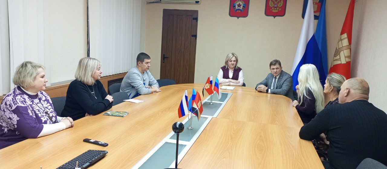 В Алчевске зарегистрирован Устав первого ТОС 16 декабря Глава городского округа город Алчевск Светлана Гребенькова вручила свидетельство о регистрации Устава первого ТОС местной общественной организации территориального общественного самоуправления Дружба созданной инициативными жителями в микрорайоне Юго Западный Уставом определены организационно правовая форма и наименование ТОС его структура приоритетные направления деятельности и границы территориального общественного самоуправления На встрече с Главой города обсудили дальнейшие направления развития микрорайона Юго Западный в новом году Светлана Гребенькова пообещала поддержку и свое содействие в реализации инициатив жителей данного ТОС направленных на решение вопросов по развитию инфраструктуры микрорайона благоустройству территории и созданию новых современных и комфортных мест притяжения для жителей