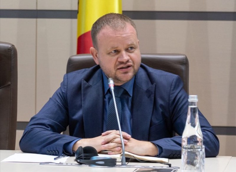 Вместо Серебряна: новым вице-премьером станет депутат PAS Премьер-министр Речан предложил назначить депутата PAS Романа Рошку вице-премьером по вопросам реинтеграции вместо Олега Серебряна, который стал послом Молдовы в Турции. Рошка ранее возглавлял парламентскую комиссию по реинтеграции. «Серебрян продвигал мир и безопасность. Уверен, он с той же компетентностью будет работать в Анкаре», — отметил премьер.