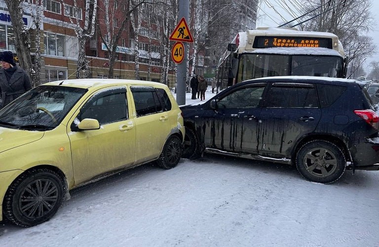 Утром 24 марта в Томске, на пересечении проспекта Фрунзе и улицы Красноармейской, столкнулись три легковых автомобиля «Тойота Рав 4», «Тойота Ист», «Мазда» и троллейбус с пассажирами в салоне.  ДТП случилось примерно в 8:25. Пострадала 44-летняя пассажирка автомобиля «Тойота Рав 4».  Госавтоинспекции требуется помощь очевидцев. Их ждут по адресу: Иркутский тракт, 79, 1 этаж, кабинет 103, телефон 8  3822  794-693.  Подробнее – на Бабре   #томск