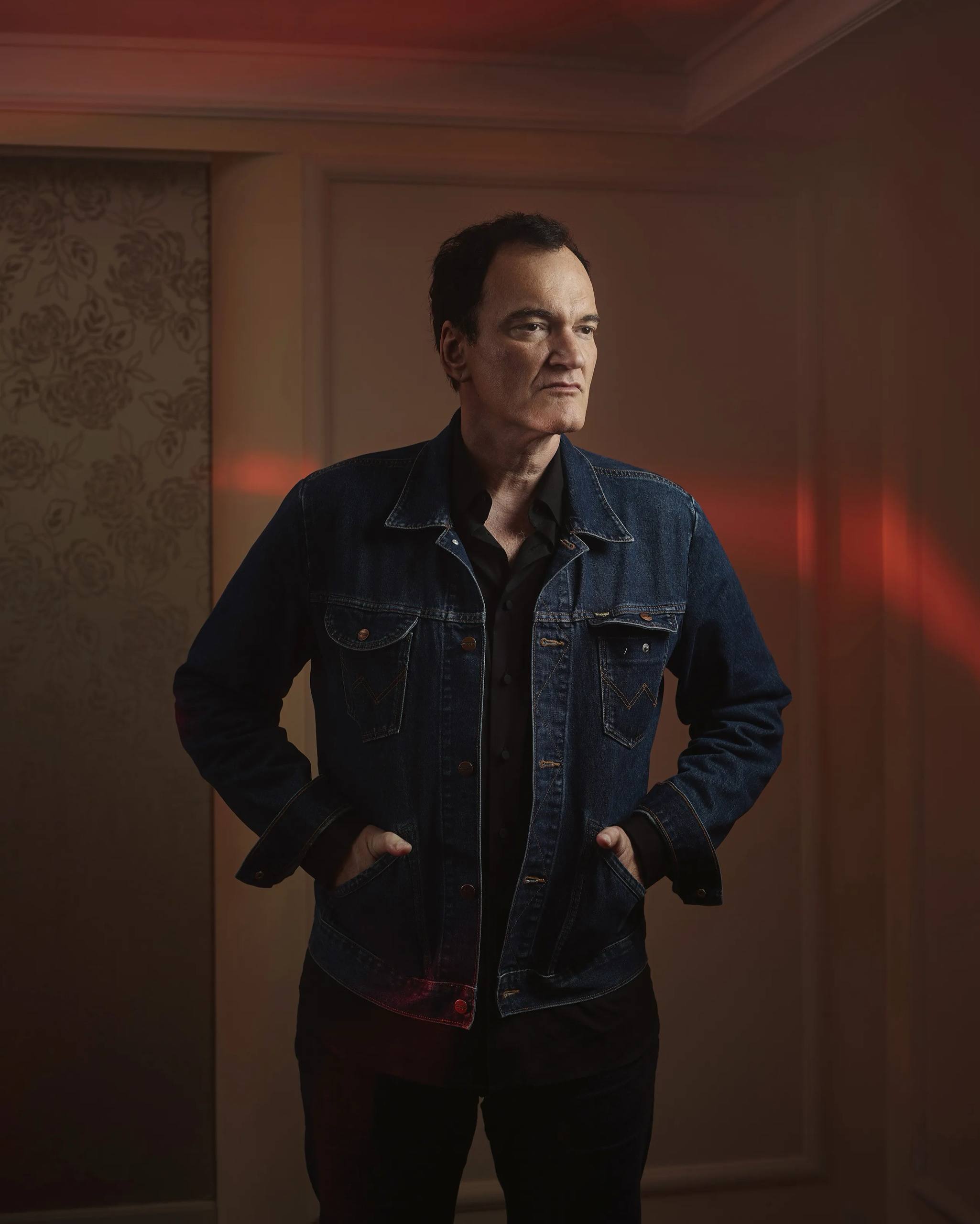 Квентин Тарантино сыграет свою первую роль с 2012 года Режиссёр появится в новом фильме Джейми Адамса Только то что мы носим вместе с Саймоном Пеггом Софией Бутеллой Шарлоттой Генсбур и Лиамом Хеллманом История рассказывает о бывшем преподавателе к которому возвращается его бывшая ученица чтобы столкнуться с прошлым Их встречу нарушает внезапное появление старого друга преподавателя что приводит к всплытию давно забытых истин Это будет первая актёрская работа для Тарантино после Джанго освобождённого Подписывайтесь на Контекст 360