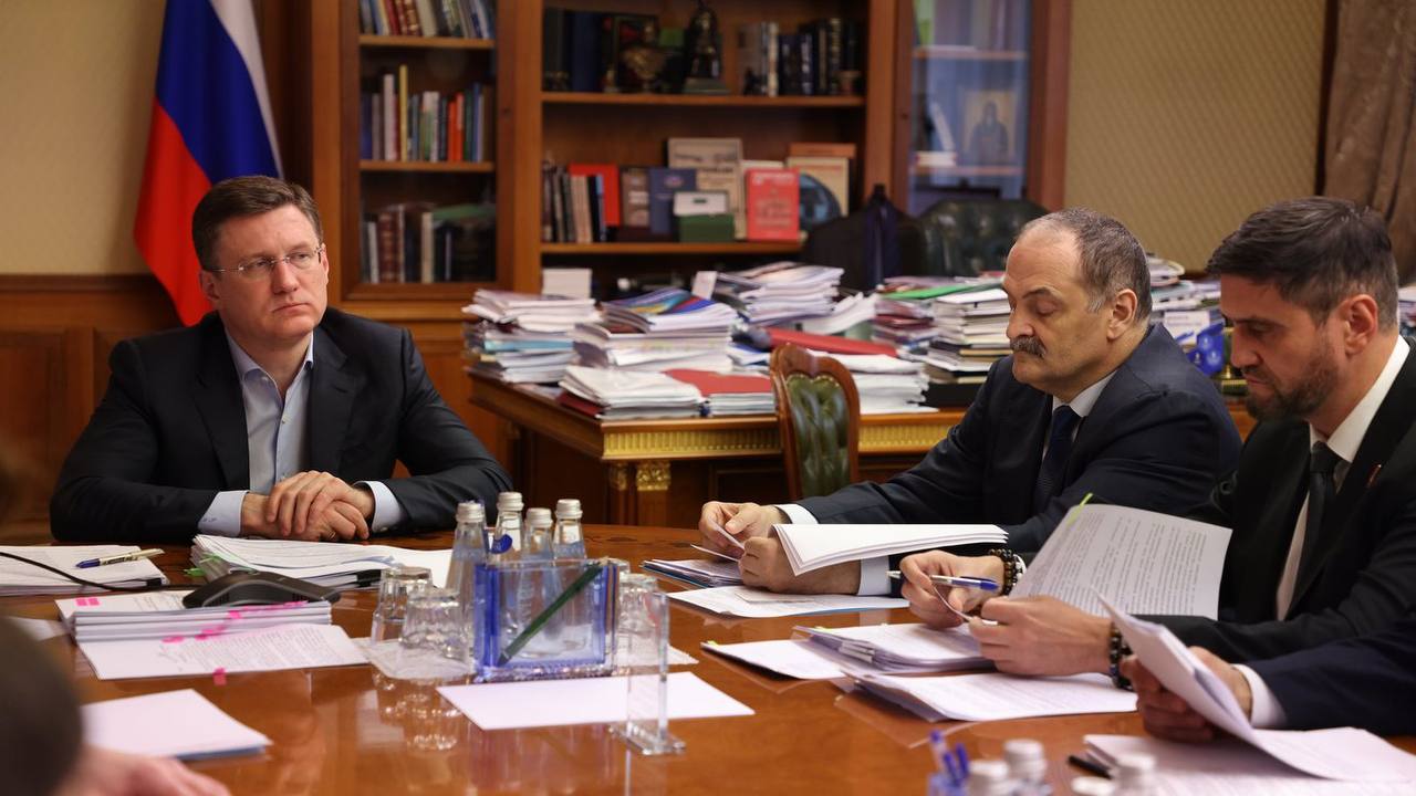Александр Новак поручил разработать комплексную программу развития энергосистемы Дагестана. Такое решение было озвучено на совещании по развитию предприятий энергетики и ЖКХ Республики Дагестан с участием Сергея Меликова. Участники обсудили: ход исполнения поручения президента России по развитию энергетики Дагестана, текущий статус и перспективы реализации региональной программы устойчивого экономического развития предприятий энергетики и ЖКХ, стабилизацию ситуации в электросетевом комплексе и меры для надежного энергоснабжения потребителей региона. Сергей Меликов отметил, что рост энергопотребления в регионе требует дальнейшей модернизации электросетевого хозяйства и создания необходимых условий для подключения к сетям новых инфраструктурных объектов. По информации Минэнерго, федеральный штаб по стабилизации ситуации в электросетевом комплексе и надежному энергоснабжению Дагестана продолжает работу по снижению потерь электроэнергии, консолидации объектов электросетевого хозяйства, повышению платежной дисциплины, ликвидации очагов бездоговорного потребления электроэнергии, включая выявление и пресечение незаконного майнинга криптовалют. Основные поручения Александра Новака: Минэнерго совместно с федеральными и региональными органами исполнительной власти – разработать комплексную программу развития энергосистемы Республики Дагестан на период до 2031 года. В ней будут предусмотрены мероприятия по модернизации и расширению мощностей энергетики региона в соответствии с увеличением потребности в электроэнергии на фоне экономического роста, прироста населения и развития современной туристической инфраструктуры. Держать на контроле реализацию программы повышения энергоэффективности электросетевого хозяйства региона. Властям Дагестана совместно с энергетическими компаниями – продолжать работу по повышению платежной дисциплины потребителей электроэнергии и услуг ЖКХ в Дагестане, по консолидации электросетевого хозяйства и его вовлечению в хозяйственный оборот. Федеральным органам власти поручено проработать варианты ужесточения ответственности за незаконное присоединение к электросетям и пользование электроэнергией в энергодефицитных регионах, включая Дагестан. Также вице-премьер подчеркнул необходимость заблаговременной подготовки энергосистемы Дагестана к прохождению осенне-зимнего периода 2025-2026 годов.
