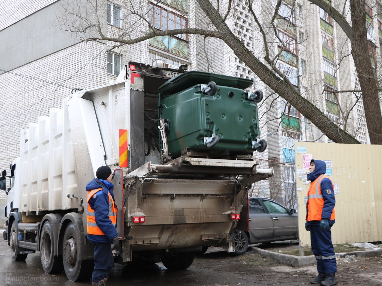 Почти 3 млн кубов мусора вывезено региональным оператором «Донснабкомплект» за полгода   Также за это время было ликвидировано 139 тыс. кубов мусора со стихийных свалок и около 90 тыс. кубов крупногабаритного мусора, сообщили в Минстрое ДНР.  Там добавили, что ежедневно для вывоза мусора используется порядка 350 единиц техники. Ранее сообщалось, что «Российский экологический оператор» передал предприятию 91 единицу специализированной техники и более 7 тыс. контейнеров и бункеров для сбора  ТКО.  РИА ДНР       Наш чат   Проголосовать за канал