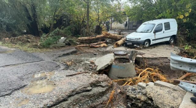 В Бургасе объявлено частичное чрезвычайное положение из за масштабного наводнения   Распоряжением мэра Димитра Николова на территории муниципалитета Бургас введено частичное чрезвычайное положение после интенсивных осадков вызвавших наводнения в нескольких районах города Об этом пишет namoreto bg Мера введена в связи с масштабным наводнением в районе Бургаса кварталах рибарското селище селе Маринка и дачной зоне Черницы По данным гидрометеорологической станции в дачной зоне Черницы за последние 12 часов выпало более 250 л кв м осадков В квартале Крайморие количество осадков достигло 186 л кв м а в районе Рыбацкого поселка 117 л кв м Движение от квартала Меден рудник к центру Бургаса затруднено из за брошенных автомобилей в районе магазина Бриколаж