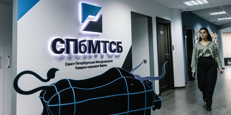 В России в тестовом режиме запустили биржевые торги по правилам шариата Петербургская биржа ранее СПбМТСБ впервые в России запустила пилотные биржевые торги по партнерскому финансированию На них будет использован механизм разработанный в соответствии с Шариатскими стандартами На торгах реализуется сделка партнерского финансирования товарная мурабаха последовательная покупка и продажа товара на организованном и внебиржевом рынке которая исключает начисление процентов которое запрещено правилами шариата Главным отличием биржевых торгов по партнерским финансам от обычных биржевых торгов является их трехэтапность то есть три последовательные сделки две на бирже одна на внебиржевом рынке рассказал помощник президента Петербургской биржи Казбек Пшиншев Подробнее В России в тестовом режиме запустили биржевые торги по правилам шариата Подписаться на Сам ты инвестор