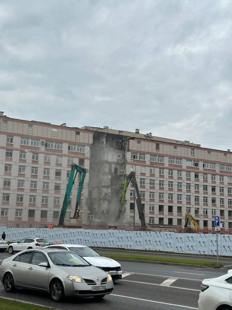На юго-востоке Москвы начали сносить одну из крупнейших больниц Речь идет о Городской клинической больнице № 68 имени В.П. Демихова, ее открыли в 1959 году. Сейчас территорию вокруг больницы огородили, на месте работают экскаваторы. На месте старых корпусов больницы обещают построить крупный многопрофильный медицинский центр площадью более 100 тысяч квадратов. В его состав войдут и больница Демихова, и больница Мухина. Прислать новость