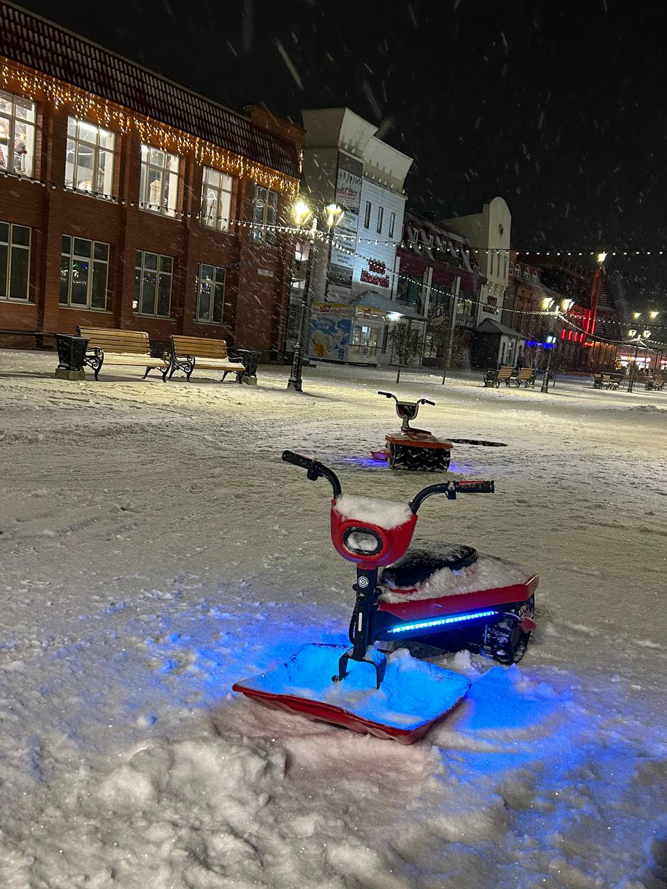 Прокатные снегокаты добрались до исторического центра Барнаула Новый вид транспорта на прокат который ранее удивил горожан в парке Юбилейный замечен на улице Мало Тобольской Отметим кататься на электросамокатах собратьях снегокатов по данному пешеходному участку запрещено