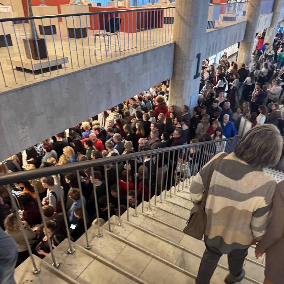 Вход в Новую Третьяковку закрыли до 18 00 Посетители которые были вынуждены прервать посещение выставок или купили билеты на эти сеансы смогут сдать их или вернуться в любое удобное время в течение 14 дней Ранее в СМИ появилась информация об эвакуации в галерее Сообщалось что в здании сработала сигнализация а посетителей вывели на улицу Подписаться на URA RU мы в MAX