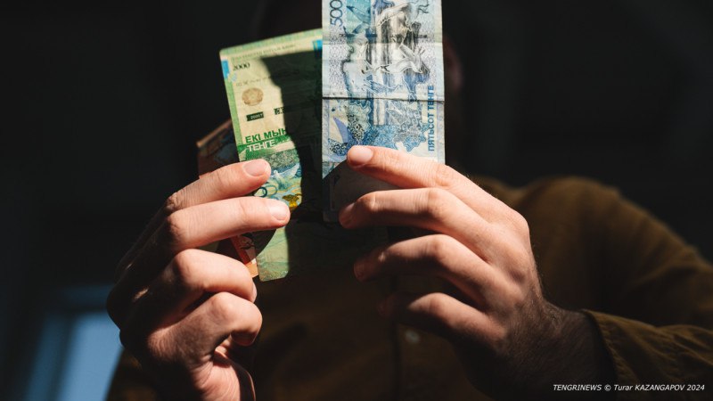 Сотрудники четырех банков Казахстана входили в ОПГ оформлявшей кредиты на граждан Прокуроры Акмолинской области завершили расследование дела в отношении организованной преступной группы которая занимались похищением социально уязвимых граждан и оформлением на их имена крупных банковских кредитов сообщает пресс служба надзорного органа региона В ОПГ входили 25 человек из разных регионов страны Среди них работники ряда банков Kaspi bank Forte Bank Евразийский Банк Jusan bank при участии которых на протяжении более 5 лет совершены мошеннические действия говорится в сообщении прокуратуры Потерпевшими признаны 348 граждан Казахстана а ущерб составил 3 7 млрд тенге Изъято имущество приобретенное на эти деньги квартиры и земельные участки в Алматы дорогие автомобили а также суммы наличных Общая стоимость изъятого 2 7 млрд тенге В настоящее время уголовное дело передано на ознакомление участникам уголовного процесса