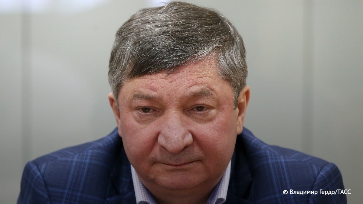 Военный суд приговорил экс-замглавы Генштаба ВС РФ Арсланова к 17 годам колонии за взятку и мошенничество, сообщает корреспондент ТАСС.