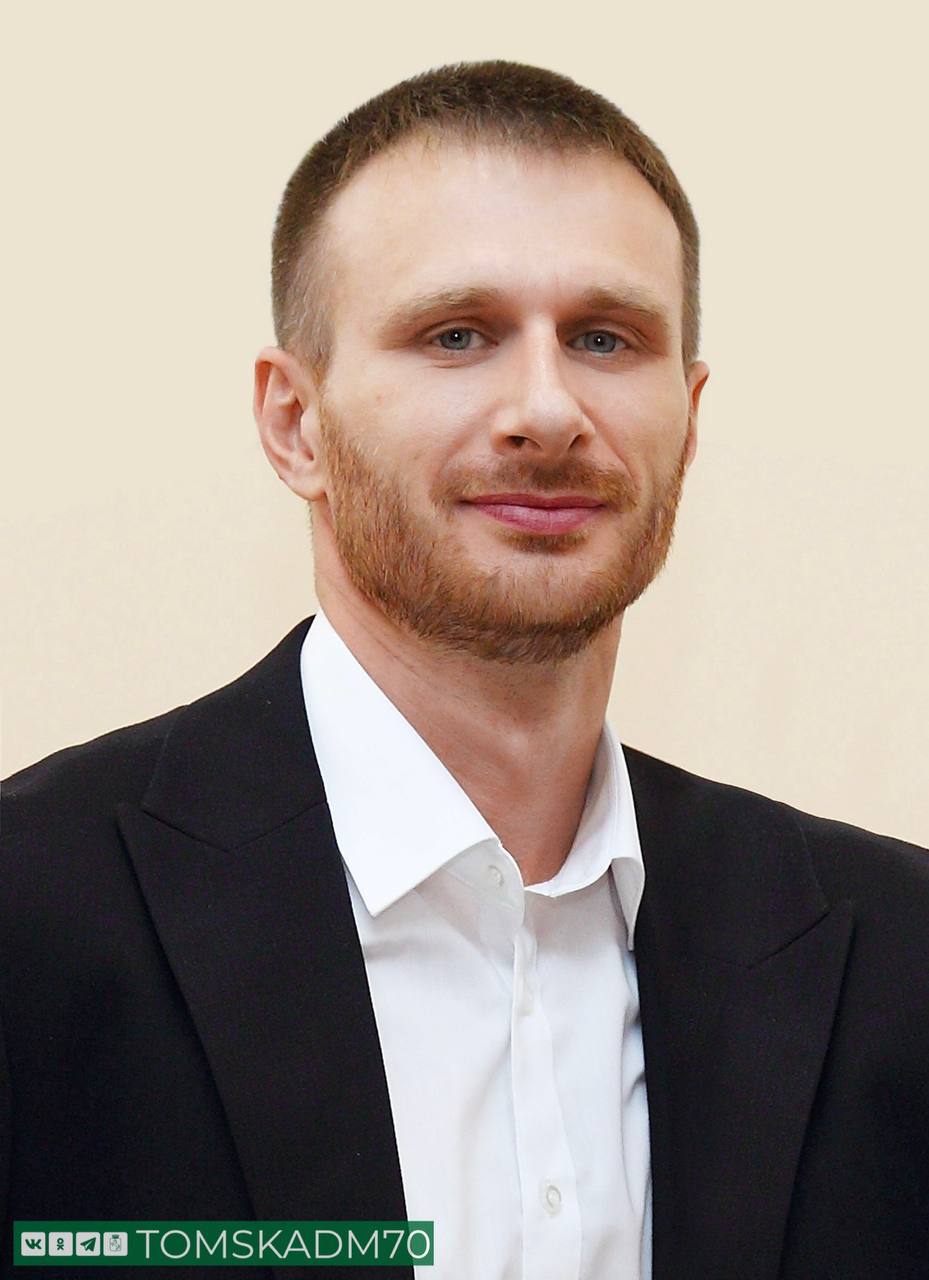 Станислав Кербер назначен главой администрации Ленинского района Станислав Викторович Кербер назначен на должность главы администрации Ленинского района Соответствующее решение было принято мэром Томска Дмитрием Махиней Станислав Кербер начал свою карьеру в администрации Ленинского района сразу после окончания университета в 2010 году За 15 лет он занимал должности консультанта и главного специалиста контрольно организационного отдела начальника отдела потребительского рынка а также заместителя главы администрации Он курировал ключевые направления развития территории включая организацию жилищно коммунального хозяйства учет и распределение жилой площади а также контроль застройки и землепользования Активно участвует в общественной жизни неоднократно становился призером Спартакиады органов местного самоуправления внося вклад в формирование корпоративного духа коллектива За время службы Станислав Викторович зарекомендовал себя принципиальным грамотным и ответственным руководителем с большим потенциалом Он чрезвычайно последователен и упорен в достижении поставленных целей отметил мэр Томска Дмитрий Махиня пожелав успехов в работе новому главе районной администрации Ленинский район