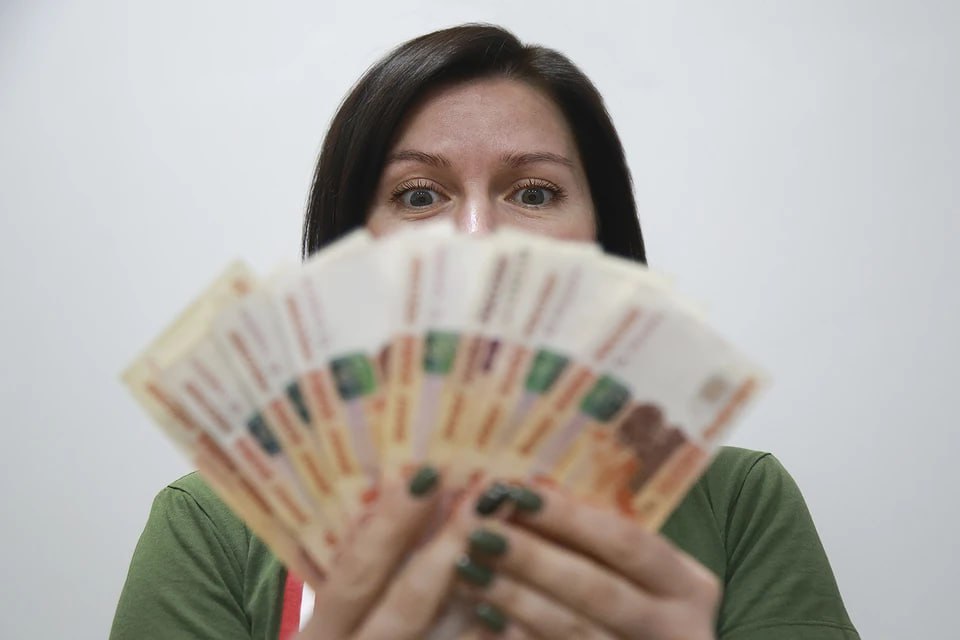 В Челябинской области медианная предлагаемая зарплата по итогам сентября достигла 69 120 рублей Это на 15 больше суммы которую сулили новым сотрудникам в начале года Представителям нескольких профессиональных сфер готовы выдавать зарплаты выше средних Больше всего денег предлагают менеджерам высшего и среднего звена около 138 тыс рублей По 118 тыс рублей в месяц согласны платить специалистам в сельском хозяйстве по 117 тыс рублей тем кто занимается добычей сырья В области строительства и недвижимости медианная предлагаемая зарплата 115 тыс рублей При этом с начала года работодатели снизили суммы зарплат которые предлагают сотрудникам сразу в нескольких сферах В частности административному персоналу теперь обещают на 33 тыс рублей меньше чем в январе а специалистам по инвестициям и консалтингу почти на 9 тыс рублей меньше чем в начале года Подписаться на chelkp