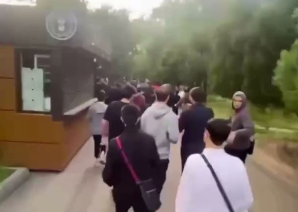 Сотни подростков вышли на улицы Махачкалы и устроили драки. Часть из них уже задержали Республиканская столица «стояла на ушах» вечером в пятницу, 16 мая. Несовершеннолетние толпами ходили по городу, а местами устраивали настоящий мордобой. Власти уже начали разбираться в причинах произошедшего, полицейские поймали 35 участников беспредела. Подросткам пригрозили уголовками за массовые беспорядки и административками за незаконный митинг. Пока известно, что на их родителей составили протоколы за неисполнение обязанностей по воспитанию. В следственном комитете начали проверку, местная администрация также проводит служебное расследование.