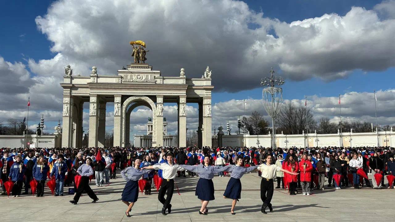 «Молодая Гвардия» и «Волонтерская Рота» организовали в Москве и Санкт-Петербурге мероприятия в честь 11-летия со Дня воссоединения Крыма и Севастополя с Россией  В Москве более 4 000 активистов «Молодой Гвардии» и «Волонтерской Роты» провели праздничное шествие на ВДНХ. Участники акции выстроились в форму полуострова, флагов России, Республики Крым и надпись «Крым = Россия. Навсегда».   «Сегодня вся страна отмечает знаменательное событие. В марте 2014 года Республика Крым и Севастополь вернулись в состав Российской Федерации. На протяжении 11 лет мы снова вместе и нас уже ничто не разлучит. Сегодня мы организовали патриотический флешмоб на ВДНХ, чтобы в очередной раз продемонстрировать единство нашего народа. Более 4 тысяч активистов «Молодой Гвардии» и «Волонтерской Роты» выстроились в форму карты полуострова, на которой звездой отметили город-герой Севастополь, а также изобразили флаги России, Республики Крым и надпись: «Крым. Россия. Навсегда»,  - сказал председатель «Молодой Гвардии Единой России» Антон Демидов.  В Санкт-Петербурге более 1 500 активистов «Молодой Гвардии», «Волонтерской Роты» и «Команды Губернатора» выстроились в форму российского триколора и надпись «Крым».  «Сегодня знаменательный день в истории нашей страны. В марте 2014 года жители Крыма и Севастополя на референдуме сделали свой выбор и вернулись в родную гавань, в состав Российской Федерации. В честь 11-летия со дня нашего воссоединения молодежь Санкт-Петербурга организовала патриотический флешмоб в самом сердце города, на Дворцовой площади. Более 1,5 тысячи молодогвардейцев, активистов «Волонтерской Роты» и «Команды Губернатора» выстроились в форму российского триколора и надпись «Крым» в знак нашего единства!»  - сказал руководитель Санкт-Петербургского реготделения «Молодой Гвардии Единой России», руководитель Центрального штаба МГЕР Александр Амелин.  #МолодаяГвардия