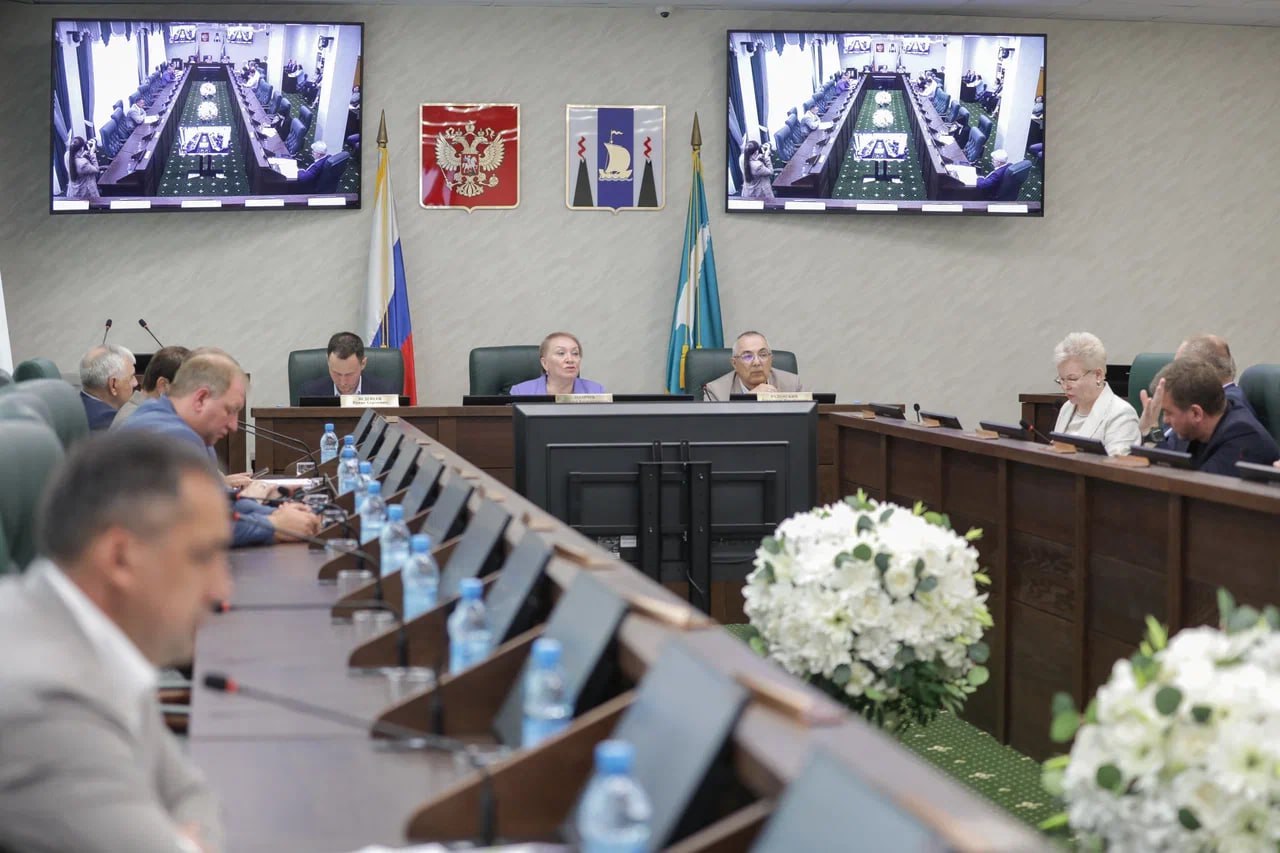 Более 56 миллиардов рублей составили доходы бюджета региона по итогам I квартала текущего года Ход исполнения главного финансового документа рассмотрели сегодня на комитете по бюджету и налогам с аудитором контрольно-счетной палаты Сахалинской области. Опорные цифры выглядят так: Объем поступлений всех доходов составил 56,1 млрд руб. – 31 % от годового плана. Исполнение по расходам – 46,4 млрд руб. – 21,7 % по годовому плану. Это: социальная направленность бюджета – 9,3 млрд руб.; образование – 8,3 млрд руб.; ЖКХ – 7,6 млрд руб.; экономика – 6,9 млрд руб.; здравоохранение – 5,8 млрд руб. и проч. Положительная динамика наблюдается почти по всем источникам доходов. Это свидетельствует о здоровой экономике и стабильной работе предприятий. Поэтому наш ключевой приоритет сейчас – не снижать набранный темп и четко исполнить утвержденный бюджет региона в плановом периоде. Договорились усилить координацию по всем вопросам, связанным с выполнением этой задачи. Правительству области рекомендовали обратить внимание на темпы освоения средств, выделенных на реализацию госпрограмм.