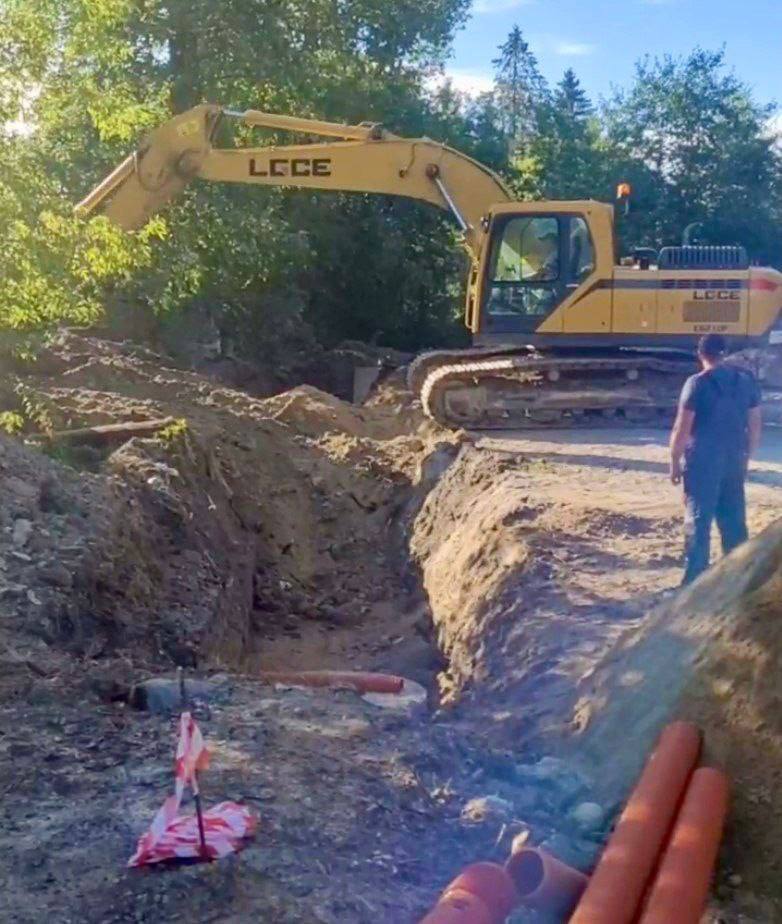 Леноблводоканал ведёт модернизацию системы водоотведения в Кузнечном Приозерского района Ключевым элементом станет строительство новых очистных сооружений Вместе с ними возводятся насосные станции прокладываются современные коллекторы и обновляются существующие трубопроводы чтобы создать единую и надёжную систему На сегодняшний день уже смонтировано 1709 метров напорных сетей и 580 метров безнапорных Полностью новая система будет введена в эксплуатацию осенью 2026 года