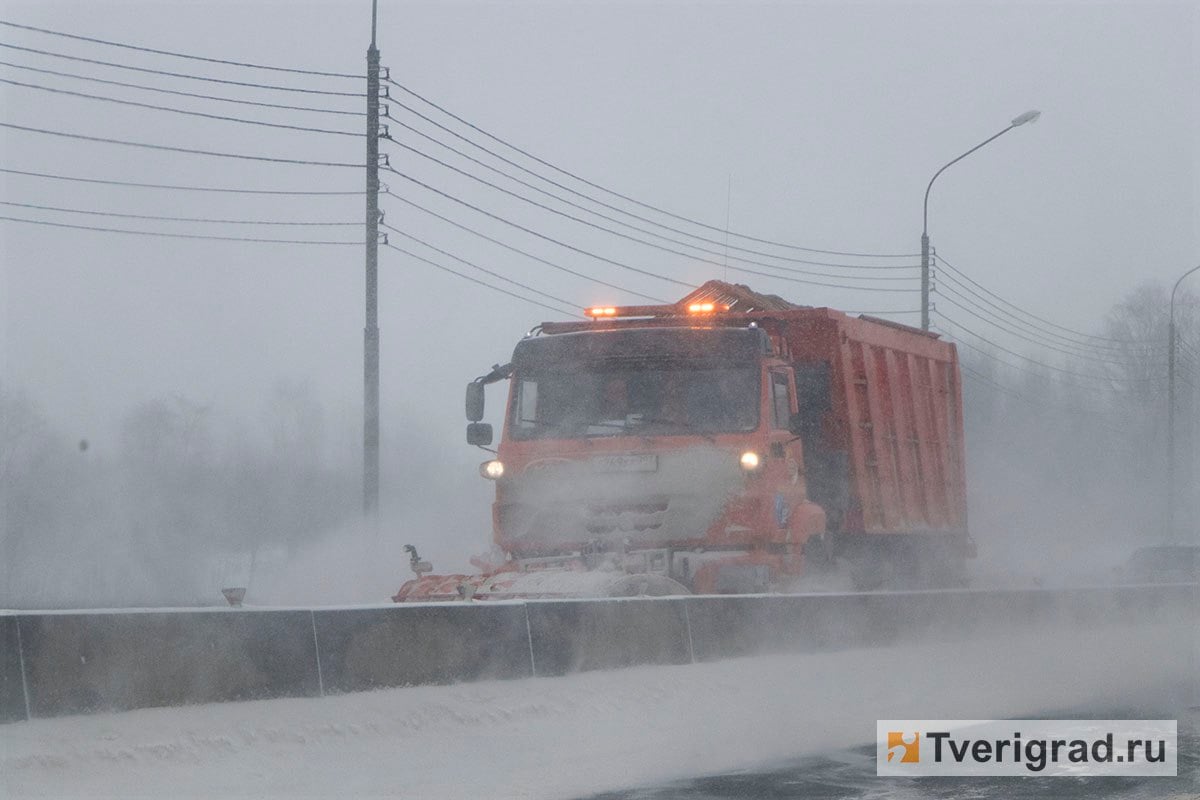 В Тверской области на уборку региональных и межмуниципальных дорог вышли 140 машин  На Тверскую область 21 ноября обрушился снегопад, и в части районов выпало рекордное количество осадков. К выходным в регионе похолодает до -8°. Как сообщают в пресс-службе правительства Тверской области, на данный момент убирать региональные и межмуниципальные дороги выехал 140 единиц спецтехники.  #уборка_дорог #уборка_снега