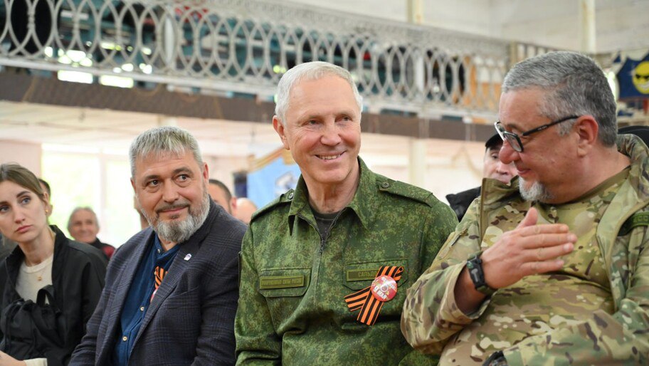 В Геническе к юбилею Великой Победы прошел турнир по боксу Турнир по боксу прошел в Геническе к юбилею Великой Победы и собрал более 20 юных спортсменов из Херсонской области и Крыма, сообщил губернатор Херсонской области Владимир Сальдо. «Наши ребята приехали из Новотроицкого, Чаплинского, Скадовского, Алешкинского и Генического округов. Поддержать их пришли участники СВО — вручил героям Почетные грамоты. Поединки прошли жарко — техника, воля, характер. Молодежь показала, что ей по плечу многое. И это не просто про спорт — это про память. Про уважение к тем, кто 80 лет назад защитил нашу землю. Такие турниры дают уверенность: у нас есть будущее», — отметил губернатор. Фото: телеграм-канал губернатора Херсонской области Владимира Сальдо , VK и ОК и читайте новости на нашем сайте
