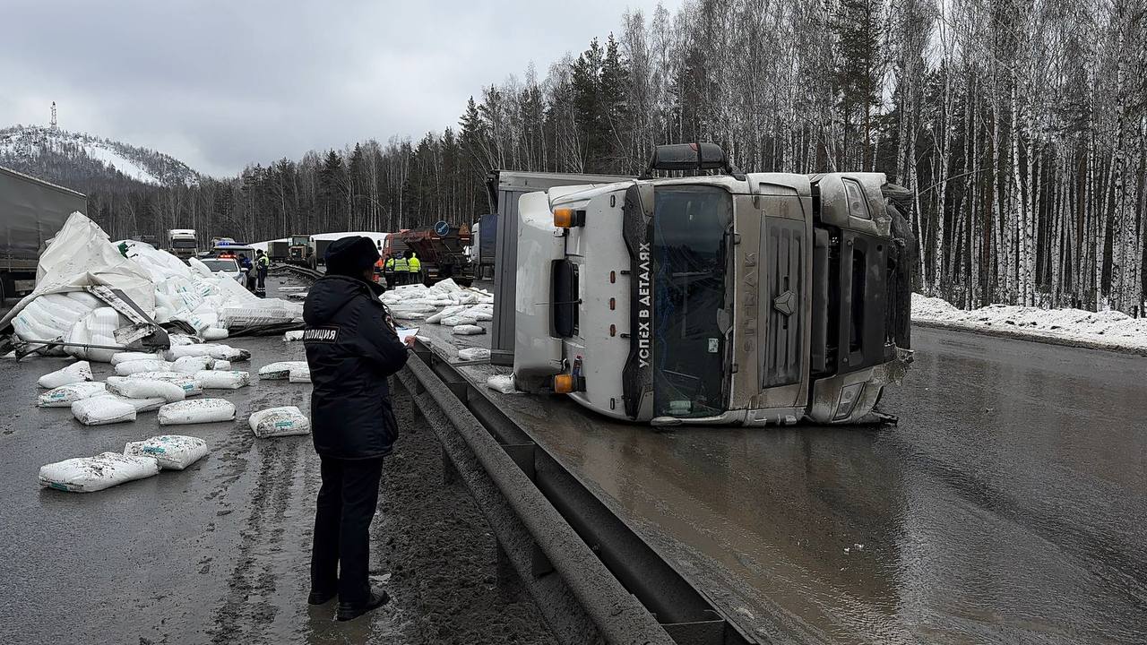 На 321 км трассы Пермь – Екатеринбург перевернулась фура. Движение транспорта ограничено.  По предварительным данным, водитель Sitrak с полуприцепом выбрал небезопасную скорость, фура, груженая полипластом, врезалась в металлический отбойник и перевернулась. Груз рассыпался по проезжей части.  Люди в ДТП не пострадали, однако на трассе образовалась пробка. Инспекторы ГИБДД организовали движение транспорта по одной полосе в каждом направлении.   : ГИБДД